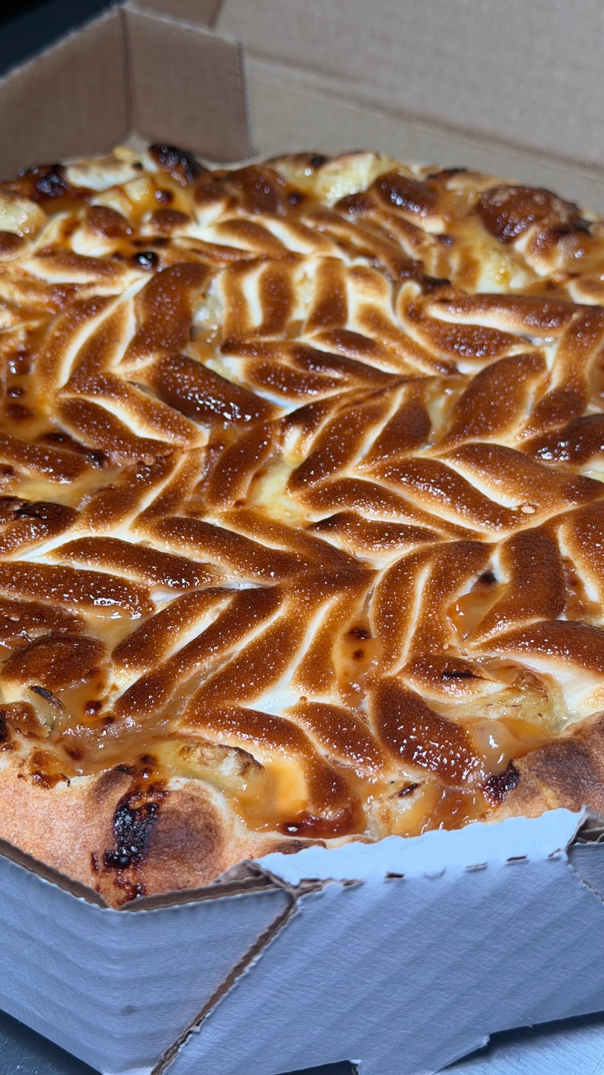 Pizza doce Banoffee da Luigi’s com cobertura dourada
