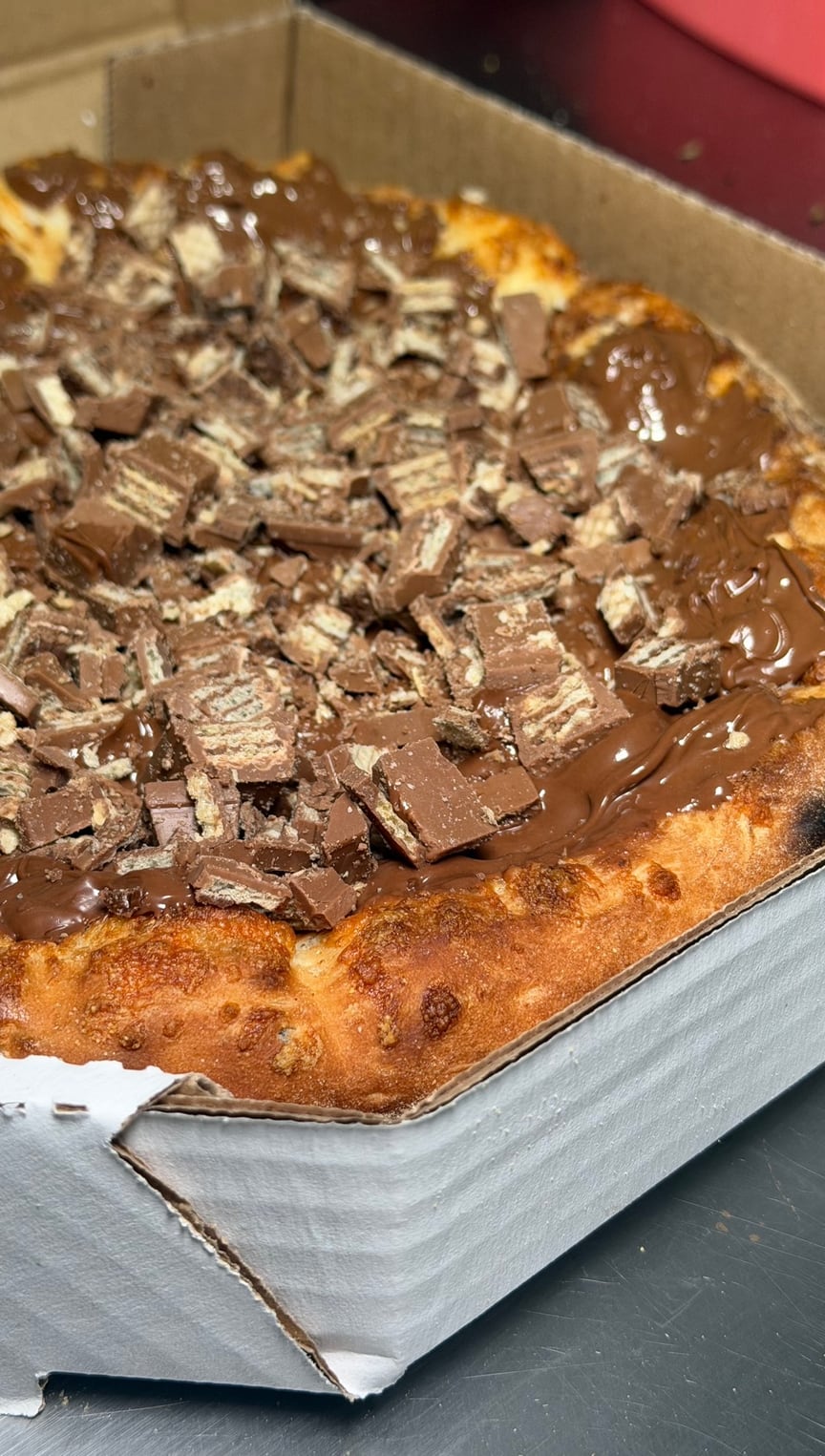 Pizza doce da Luigi’s coberta com chocolate e pedaços de KitKat